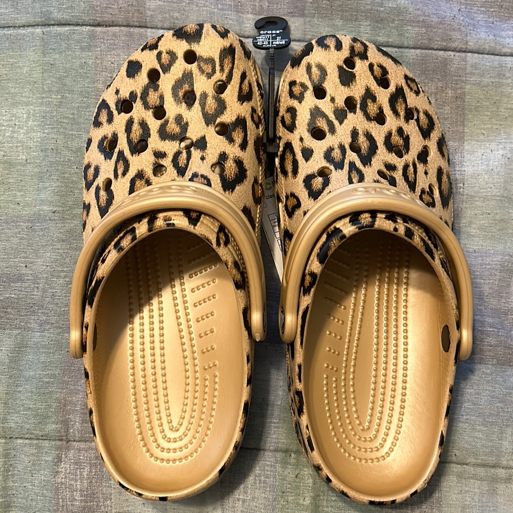 NWT Leopard Crocs Classic Style size 11W or 9M